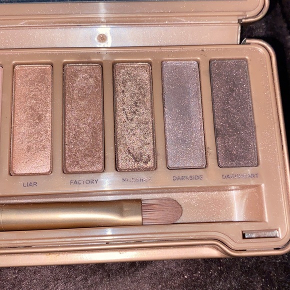 Urban Decay Naked Eyeshadow Palette in Naked3 used. - Picture 3 of 8